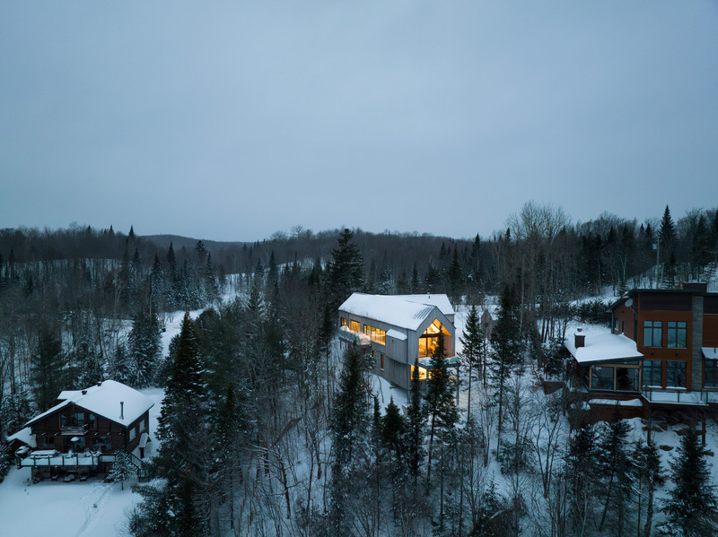 Dossier de presse | 2054-04 - Communiqué de presse | Chalet Papillon - RobitailleCurtis - Architecture résidentielle -  Vue aérienne à l'aube, vue vers le Nord - Crédit photo : Adrien Williams