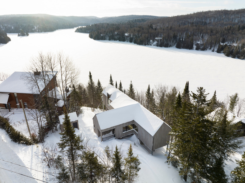 Dossier de presse | 2054-04 - Communiqué de presse | Chalet Papillon - RobitailleCurtis - Architecture résidentielle -  Vue aérienne vers le Sud-Est - Crédit photo : Adrien Williams