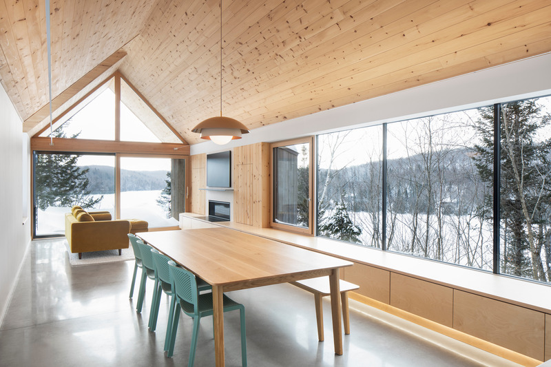 Dossier de presse | 2054-04 - Communiqué de presse | Chalet Papillon - RobitailleCurtis - Architecture résidentielle -  Vue hivernale de la salle à manger et du salon, vue vers le Sud  - Crédit photo : Adrien Williams