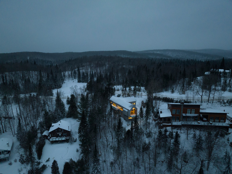 Dossier de presse | 2054-04 - Communiqué de presse | Chalet Papillon - RobitailleCurtis - Architecture résidentielle -  Vue aérienne à l'aube, vue vers le Nord - Crédit photo : Adrien Williams