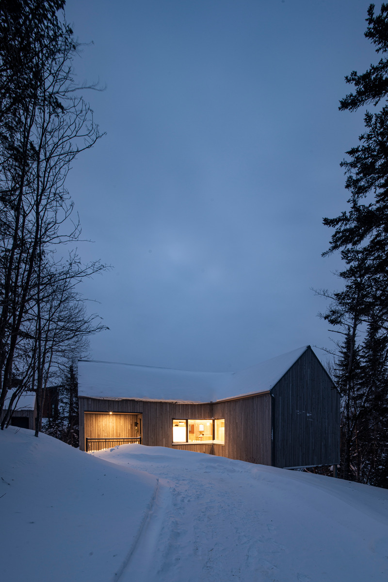 Dossier de presse | 2054-04 - Communiqué de presse | Chalet Papillon - RobitailleCurtis - Architecture résidentielle -  Vue hivernale depuis l'allée d'accès véhiculaire; vue vers le Sud-Est  - Crédit photo : Adrien Williams