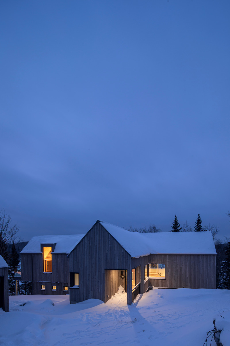 Dossier de presse | 2054-04 - Communiqué de presse | Chalet Papillon - RobitailleCurtis - Architecture résidentielle -  Vue hivernale de l'entrée, vue vers le Sud - Crédit photo : Adrien Williams
