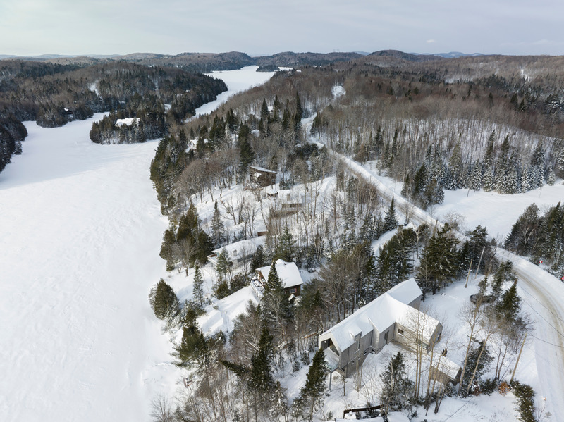 Dossier de presse | 2054-04 - Communiqué de presse | Chalet Papillon - RobitailleCurtis - Architecture résidentielle -  Vue aérienne vers l'Ouest - Crédit photo : Adrien Williams
