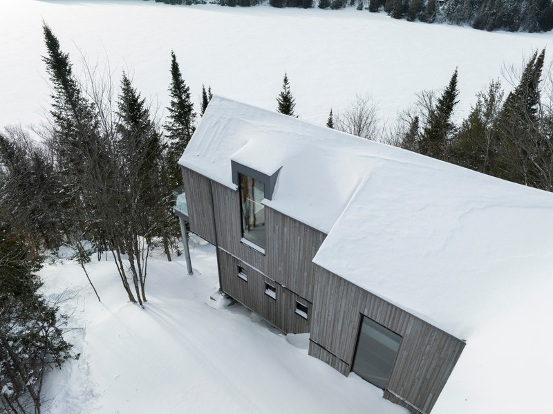 Dossier de presse | 2054-04 - Communiqué de presse | Chalet Papillon - RobitailleCurtis - Architecture résidentielle -  Vue aérienne vers le Sud - Crédit photo : Adrien Williams
