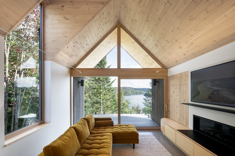 Dossier de presse | 2054-04 - Communiqué de presse | Chalet Papillon - RobitailleCurtis - Architecture résidentielle -  Vue estivale du salon, vue vers le Sud-Est - Crédit photo : Adrien Williams