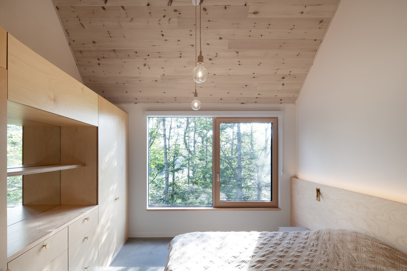 Dossier de presse | 2054-04 - Communiqué de presse | Chalet Papillon - RobitailleCurtis - Architecture résidentielle -  Vue de la chambre principale; vue vers le Sud-Ouest - Crédit photo : Adrien Williams