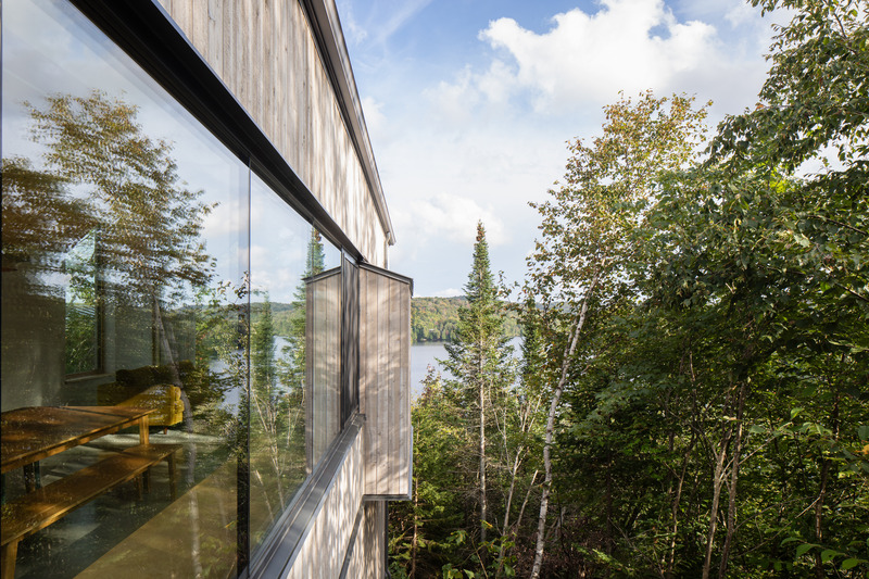 Dossier de presse | 2054-04 - Communiqué de presse | Chalet Papillon - RobitailleCurtis - Architecture résidentielle -  Vue extérieure de la large fenêtre en vitrage collé dans la salle à manger et le salon; vue vers le Sud-Est - Crédit photo : Adrien Williams