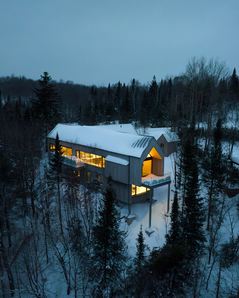 Dossier de presse | 2054-04 - Communiqué de presse | Chalet Papillon - RobitailleCurtis - Architecture résidentielle -  Vue aérienne à l'aube, vue vers le Nord - Crédit photo : Adrien Williams