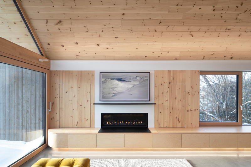 Dossier de presse | 2054-04 - Communiqué de presse | Chalet Papillon - RobitailleCurtis - Architecture résidentielle -  Foyer et menuiserie sur-mesure - Crédit photo : Adrien Williams