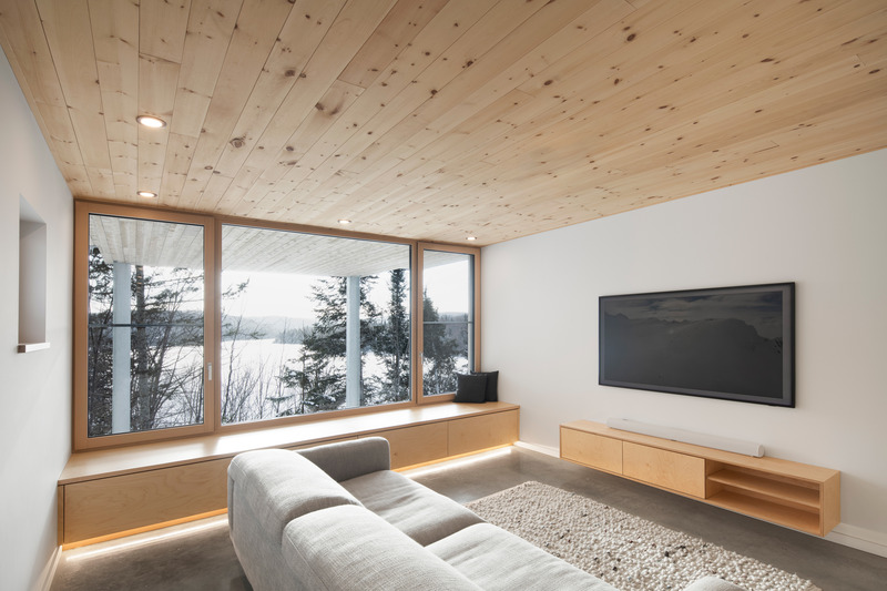 Dossier de presse | 2054-04 - Communiqué de presse | Chalet Papillon - RobitailleCurtis - Architecture résidentielle -  Vue du salon/salle de jeux de l'étage inférieur; vue vers le Sud-Est - Crédit photo : Adrien Williams
