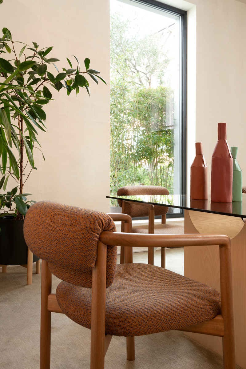 Dossier de presse | 4232-25 - Communiqué de presse | Joli. Le fauteuil multiperspective de Note (studio de design) pour Zilio A&C - Zilio A&C - Produit - Joli armchair in natural beech finish in a dining room setting (detail) - Crédit photo : ph. Paolo Riolzi