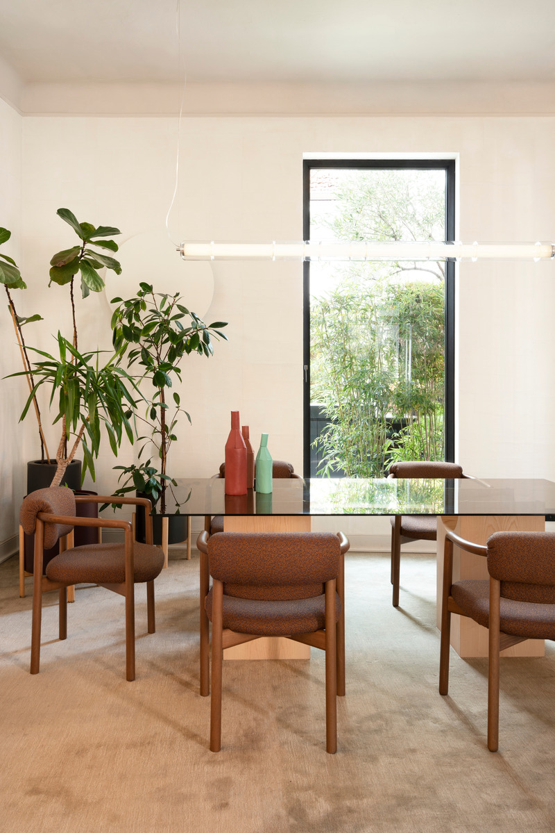Dossier de presse | 4232-25 - Communiqué de presse | Joli. Le fauteuil multiperspective de Note (studio de design) pour Zilio A&C - Zilio A&C - Produit - Joli armchair in natural beech finish in a dining room setting - Crédit photo : ph. Paolo Riolzi
