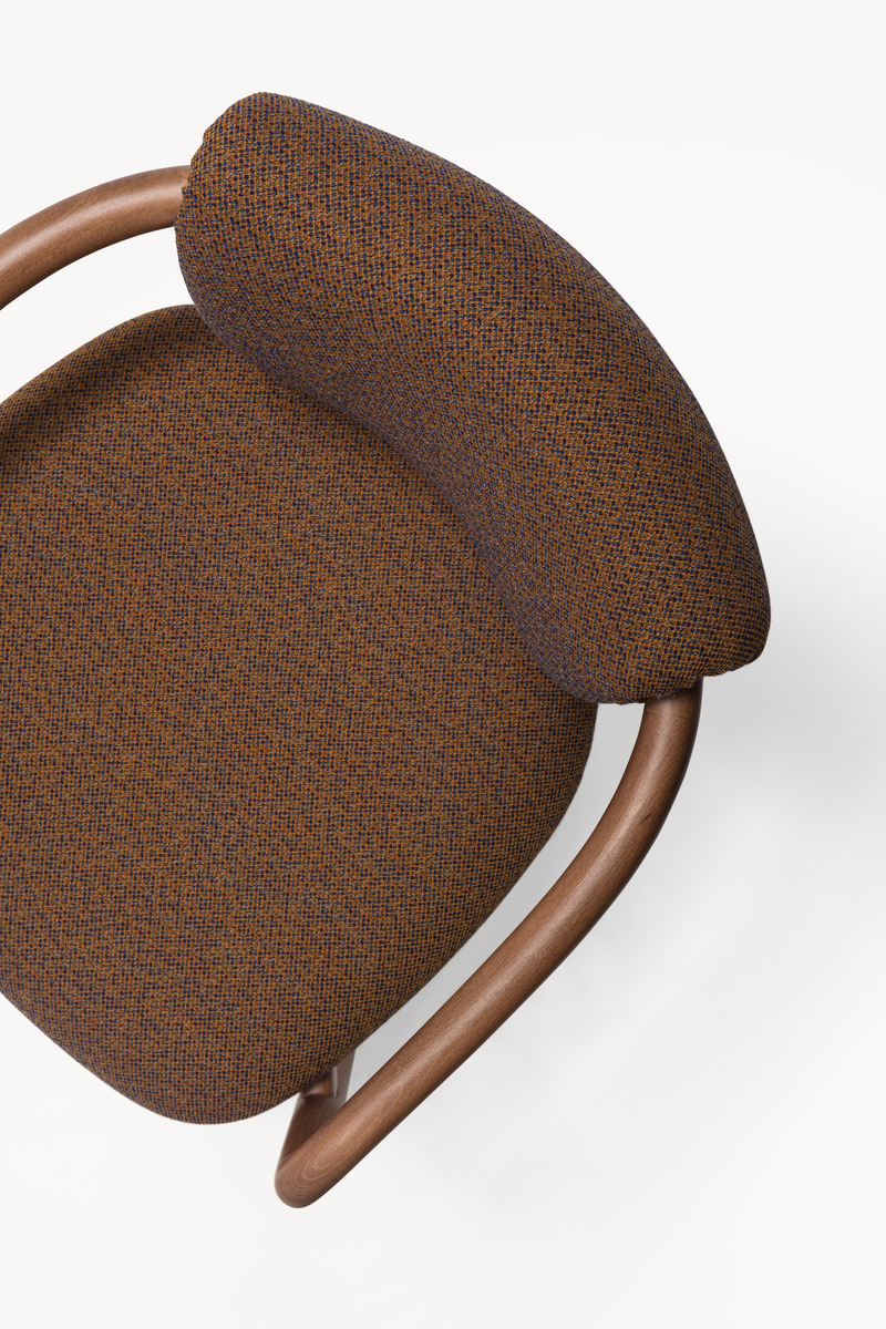 Dossier de presse | 4232-25 - Communiqué de presse | Joli. Le fauteuil multiperspective de Note (studio de design) pour Zilio A&C - Zilio A&C - Produit - Top view of Joli armchair in natural beech finish - Crédit photo : ph ©Zilio A&amp;C