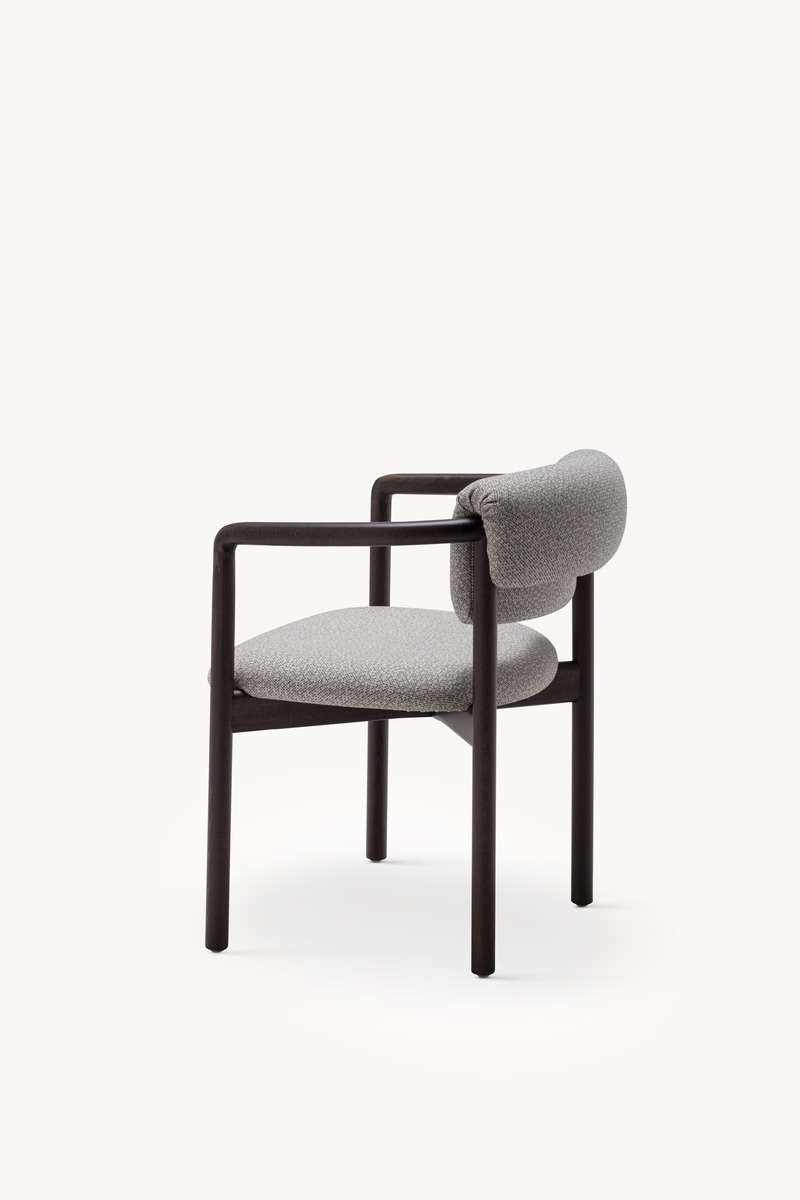 Dossier de presse | 4232-25 - Communiqué de presse | Joli. Le fauteuil multiperspective de Note (studio de design) pour Zilio A&C - Zilio A&C - Produit - Side view of Joli armchair, wenge stained beech finish - Crédit photo : ph ©Zilio A&amp;C