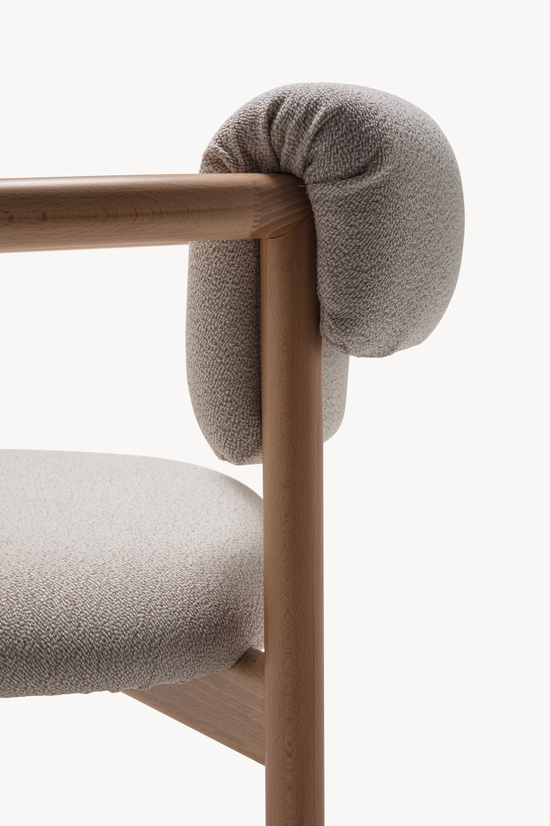 Dossier de presse | 4232-25 - Communiqué de presse | Joli. Le fauteuil multiperspective de Note (studio de design) pour Zilio A&C - Zilio A&C - Produit - Close-up of plush backrest of Joli armchair in natural beech finish - Crédit photo : ph ©Zilio A&amp;C