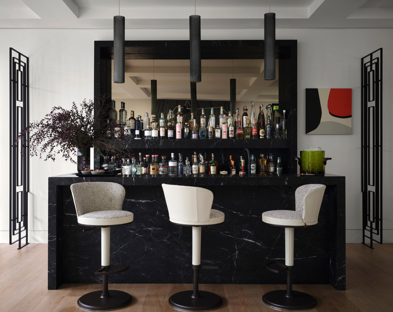 Press kit | 6087-05 - Press release | Palm Residence: A Harmonious Fusion of Hospitality and Home - Daniel Joseph Chenin - Residential Interior Design - A Seau vase by Liaigre sits atop a fully stocked bar with Ode bar stools by Giorgetti and painting by Francois Bonnel in the lounge on the main level. - Photo credit: Douglas Friedman