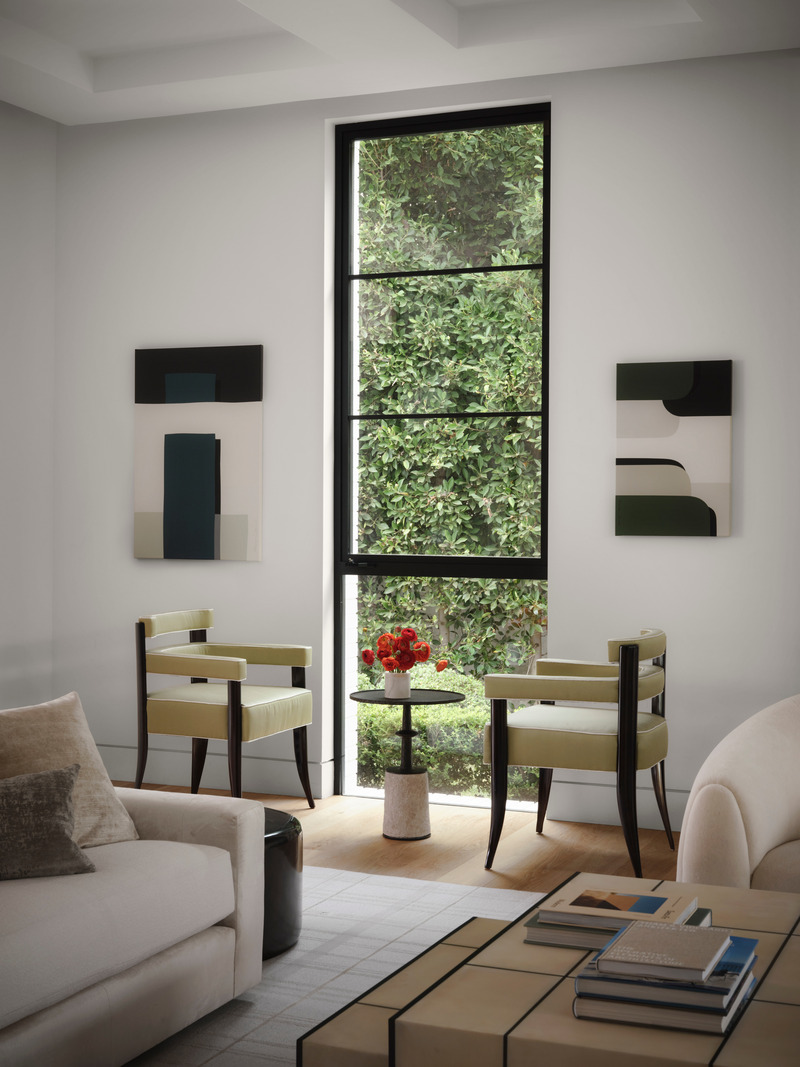 Press kit | 6087-05 - Press release | Palm Residence: A Harmonious Fusion of Hospitality and Home - Daniel Joseph Chenin - Residential Interior Design - An intimate conversational grouping with Paol armed chairs by Studio Van Den Akker  upholstered in Donghia fabric and Tahoe side table by Gregorius Pineo framed by coordinating paintings by Francois Bonnel. - Photo credit: Douglas Friedman