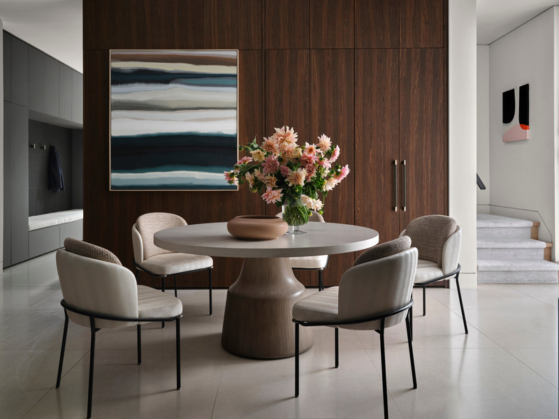 Press kit | 6087-05 - Press release | Palm Residence: A Harmonious Fusion of Hospitality and Home - Daniel Joseph Chenin - Residential Interior Design - Fil Noir chairs by Minotti surround a Valencia dining table by Randolph &amp; Hein with art by  Jeff Peters and Francois Bonnel in the kitchen.  - Photo credit: Douglas Friedman