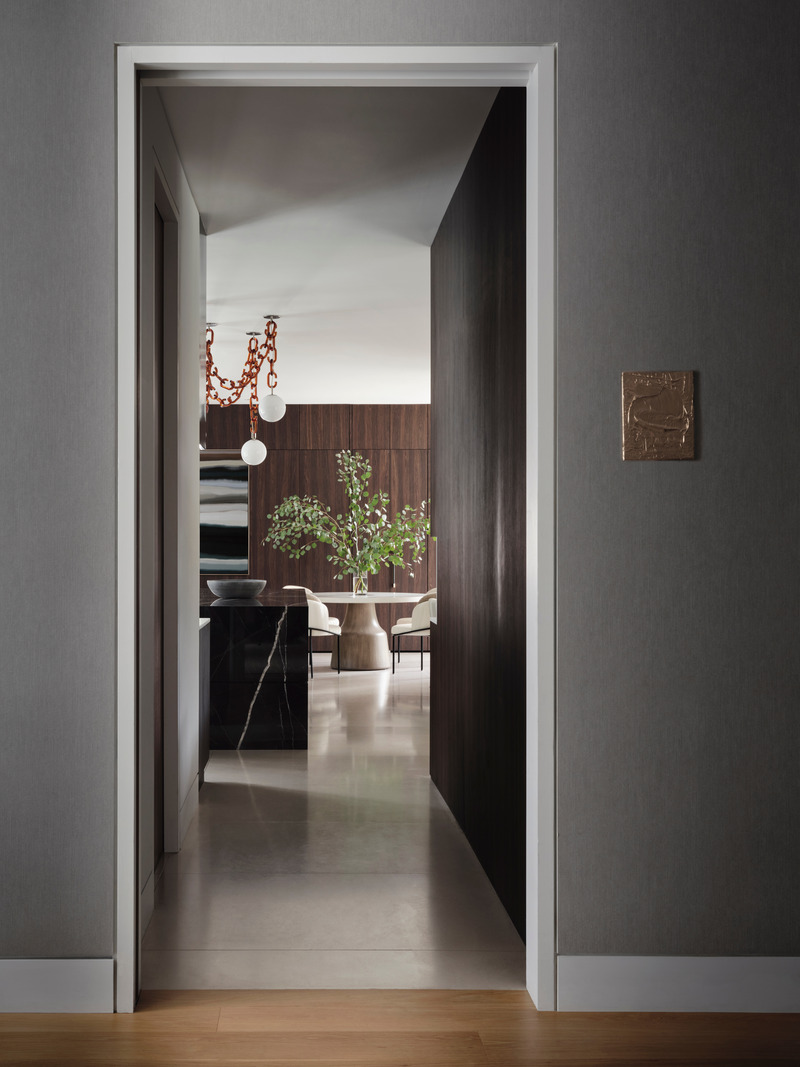 Press kit | 6087-05 - Press release | Palm Residence: A Harmonious Fusion of Hospitality and Home - Daniel Joseph Chenin - Residential Interior Design - View into kitchen from the dining room featuring a textured metallic acrylic on canvas by Jeff Peters. - Photo credit: Douglas Friedman