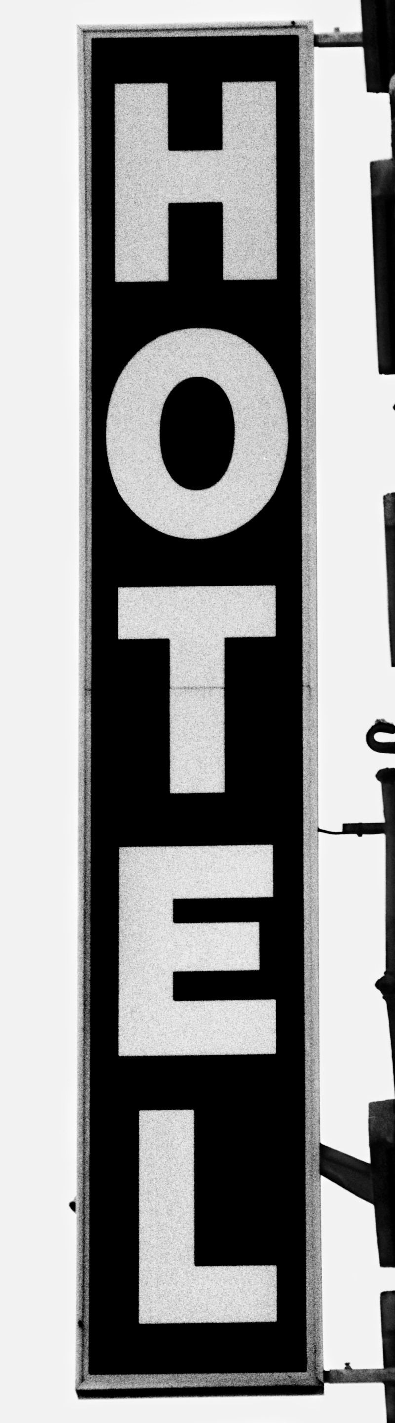 Dossier de presse | 748-49 - Communiqué de presse | Le Centre de design de l’UQAM et VOX présentent ART + TYPO : une exposition sur le lien étroit et intrigant entre l’art et la typographie - Centre de design de l'UQAM - Évènement + Exposition - <p class="">Arnaud Maggs</p><p>Hotel,<br> 77, avenue de St.- Ouen, 17e<br> 1991</p>Épreuves à la gélatine argentique<br style=""> 185,1 × 53 cm - Crédit photo : Arnaud Maggs