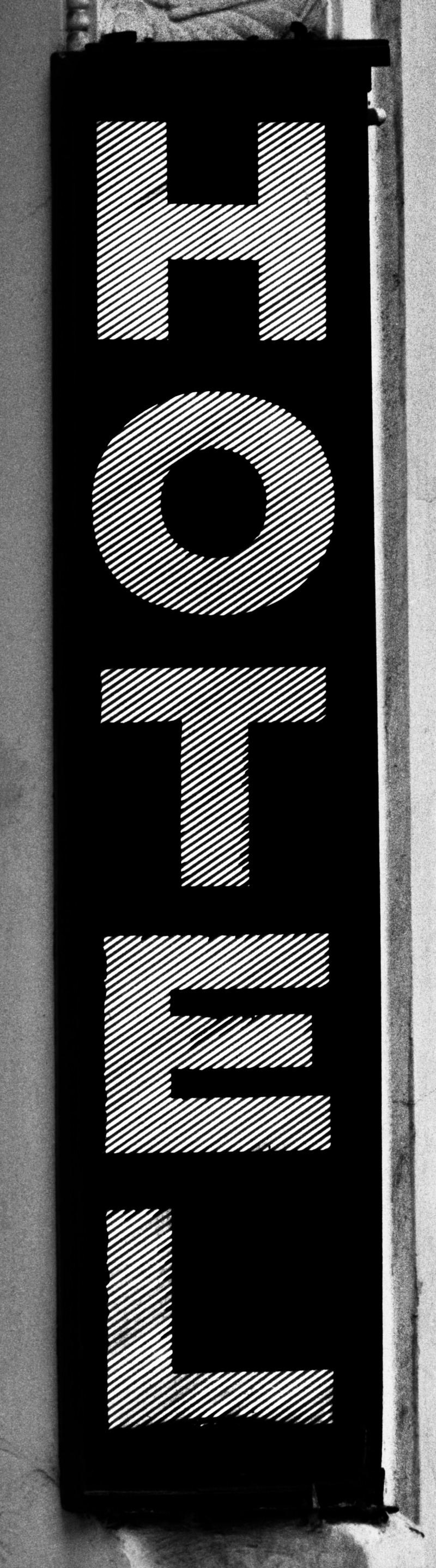 Dossier de presse | 748-49 - Communiqué de presse | Le Centre de design de l’UQAM et VOX présentent ART + TYPO : une exposition sur le lien étroit et intrigant entre l’art et la typographie - Centre de design de l'UQAM - Évènement + Exposition - <p>Arnaud Maggs</p>  <p>Hotel<br> 7, rue du Général - Beuret, 15e<br> 1991</p>  <p style="">Épreuves à la gélatine argentique</p><p style="">185,1 × 53 cm</p> - Crédit photo : Arnaud Maggs