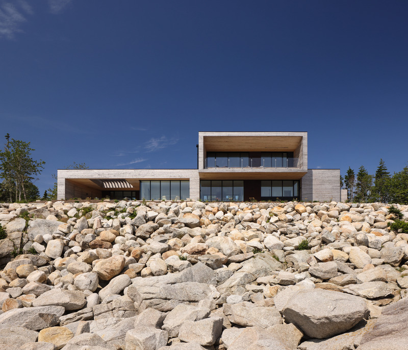 Press kit | 2748-01 - Press release | Extraordinary Coastal Retreat, Rockbound, Showcases Resilient Design Amidst Nature's Elements - Omar Gandhi Architects - Residential Architecture - Photo credit: Ema Peter