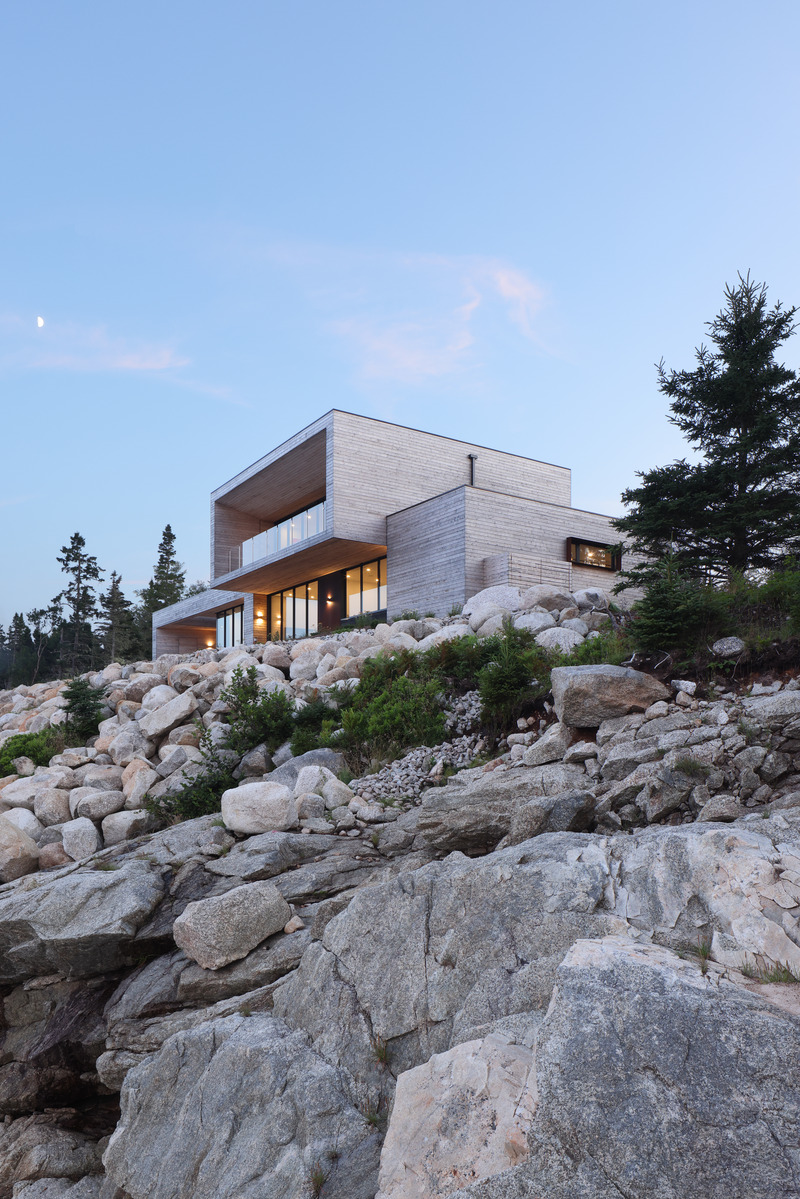 Press kit | 2748-01 - Press release | Extraordinary Coastal Retreat, Rockbound, Showcases Resilient Design Amidst Nature's Elements - Omar Gandhi Architects - Residential Architecture - Photo credit: Ema Peter
