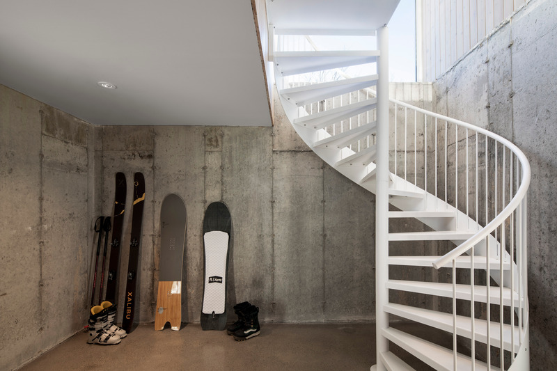 Dossier de presse | 7507-01 - Communiqué de presse | Résidence Chez Léon - Quinzhee Architecture - Architecture résidentielle - Mudroom, rez-de-chaussée - Crédit photo : Adrien Williams