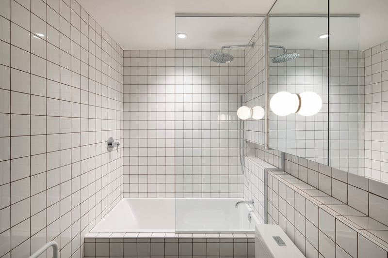 Dossier de presse | 7507-01 - Communiqué de presse | Résidence Chez Léon - Quinzhee Architecture - Architecture résidentielle - Salle de bain, rez-de-chaussée - Crédit photo : Adrien Williams