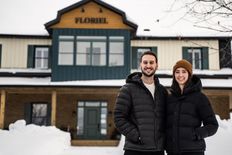 Dossier de presse | 7118-01 - Communiqué de presse | L'hôtel Floriel immerge ses visiteurs dans la culture locale au rythme des saisons - Hotel Floriel - Art de vivre - Les propriétaires Audrey Boisvert and Gabriel Wasilko - Crédit photo : Adrien Geraud