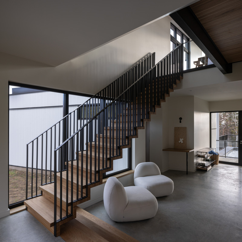 Press kit | 3253-04 - Press release | L'Embâcle: Living in the Landscape - ABCP architecture - Residential Architecture -  Interior stairway  - Photo credit: Stéphane Groleau