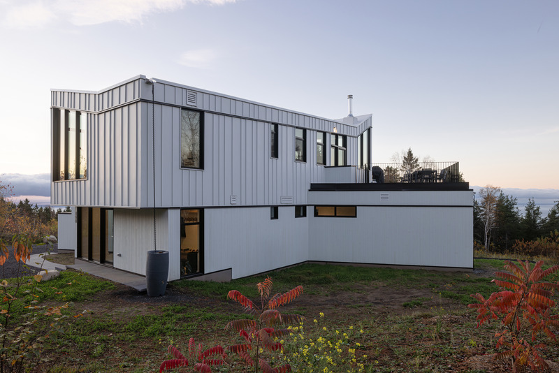 Press kit | 3253-04 - Press release | L'Embâcle: Living in the Landscape - ABCP architecture - Residential Architecture -  Back facade  - Photo credit: Stéphane Groleau