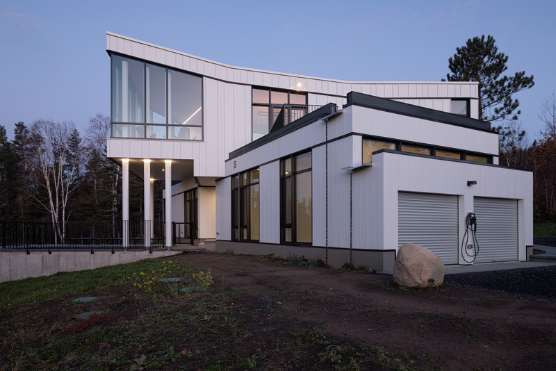 Press kit | 3253-04 - Press release | L'Embâcle: Living in the Landscape - ABCP architecture - Residential Architecture -  Front facade storage  - Photo credit: Stéphane Groleau