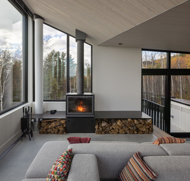 Press kit | 3253-04 - Press release | L'Embâcle: Living in the Landscape - ABCP architecture - Residential Architecture -  Living room fireplace  - Photo credit: Stéphane Groleau