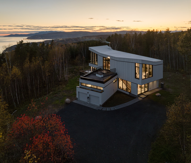 Press kit | 3253-04 - Press release | L'Embâcle: Living in the Landscape - ABCP architecture - Residential Architecture -  House with river and forest  - Photo credit: Stéphane Groleau