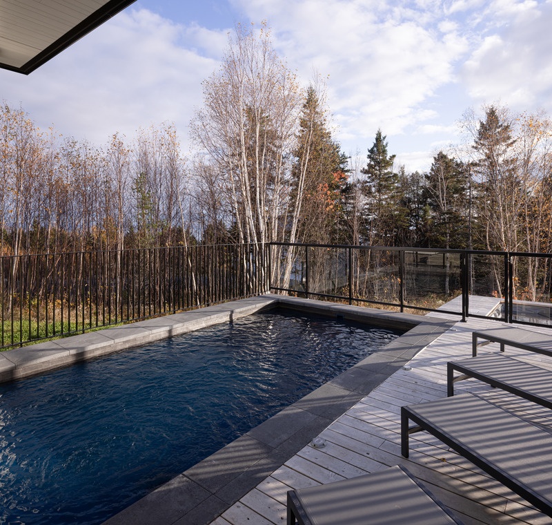 Press kit | 3253-04 - Press release | L'Embâcle: Living in the Landscape - ABCP architecture - Residential Architecture -  Pool and terrace  - Photo credit: Stéphane Groleau