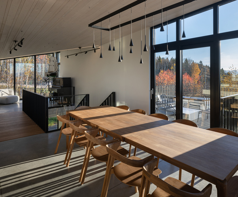 Press kit | 3253-04 - Press release | L'Embâcle: Living in the Landscape - ABCP architecture - Residential Architecture -  Dining room with access to sunrise terrace  - Photo credit: Stéphane Groleau