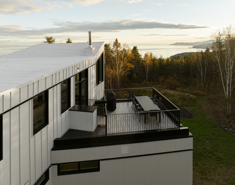 Press kit | 3253-04 - Press release | L'Embâcle: Living in the Landscape - ABCP architecture - Residential Architecture -  Sunset terrace  - Photo credit: Stéphane Groleau