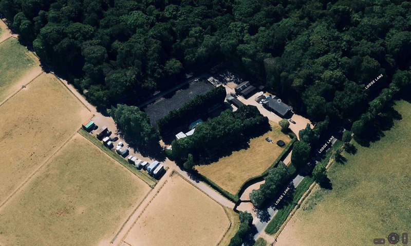 Dossier de presse | 5700-01 - Communiqué de presse | Digital Orchard - Atelier Architecture & Design - Architecture commerciale - Drone view of former equestrian centre - Crédit photo : AA+D