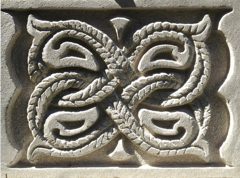 Dossier de presse | 5700-01 - Communiqué de presse | Digital Orchard - Atelier Architecture & Design - Architecture commerciale - Celtic carving of entwined lemniscate - Crédit photo : AA+D
