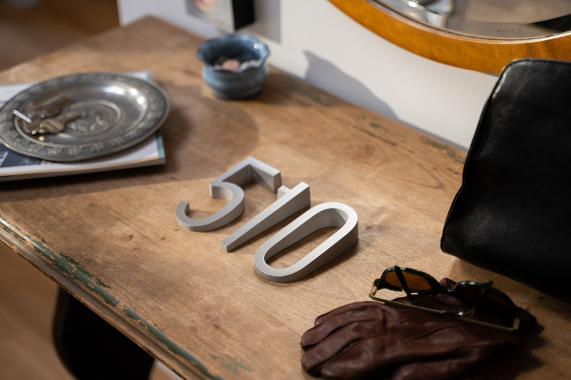 Dossier de presse | 7512-02 - Communiqué de presse | Orthografica redéfinit le rôle des numéros de maison avec une nouvelle collection prestigieuse - Orthografica - Produit - Crédit photo : Orthografica