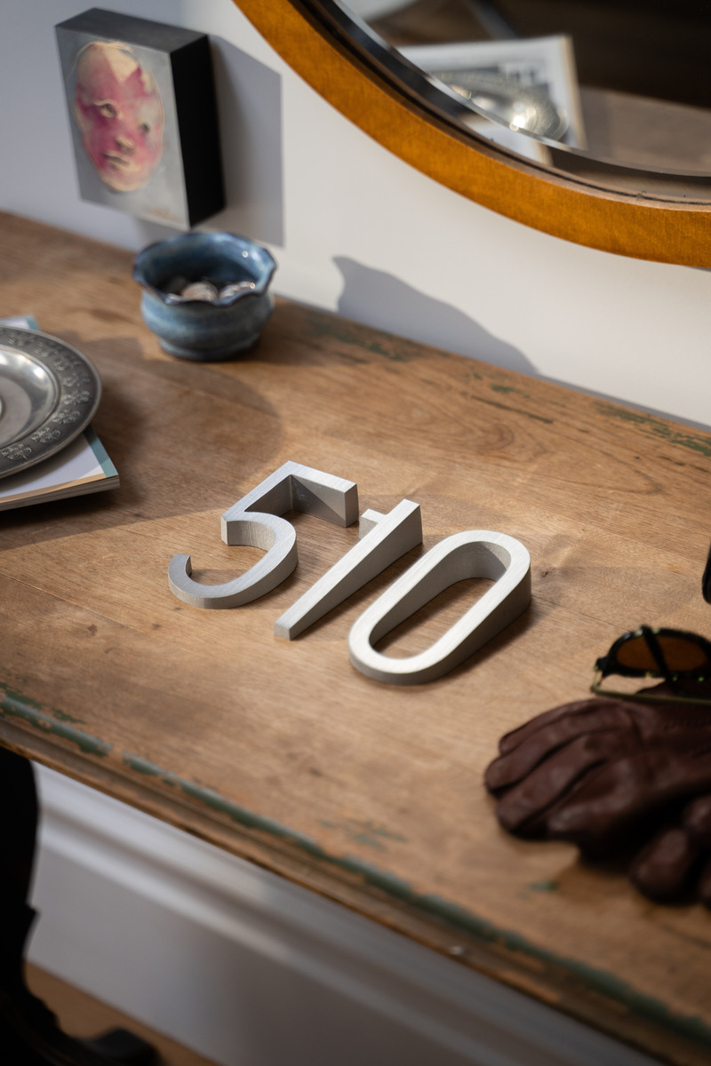 Dossier de presse | 7512-02 - Communiqué de presse | Orthografica redéfinit le rôle des numéros de maison avec une nouvelle collection prestigieuse - Orthografica - Produit - Crédit photo : Orthografica