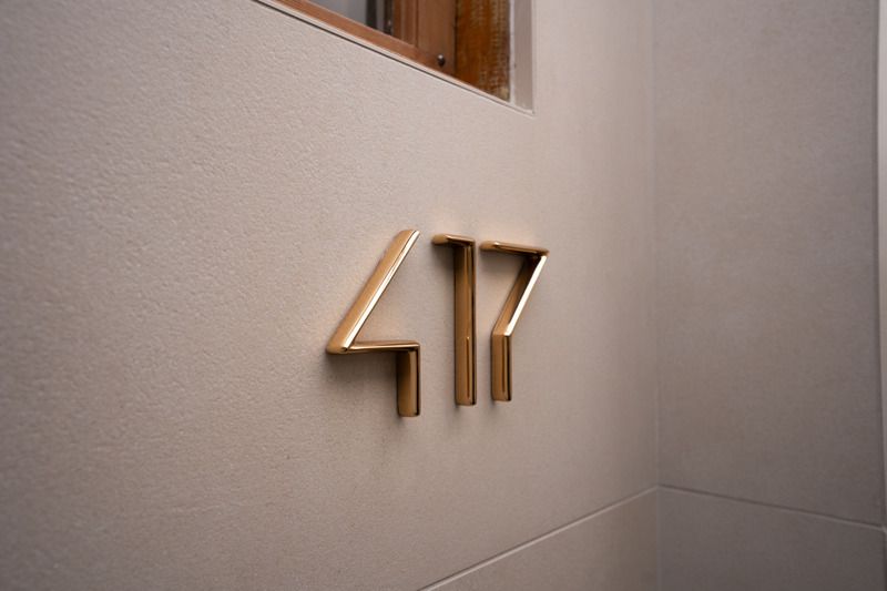 Dossier de presse | 7512-02 - Communiqué de presse | Orthografica redéfinit le rôle des numéros de maison avec une nouvelle collection prestigieuse - Orthografica - Produit - Crédit photo : Orthografica