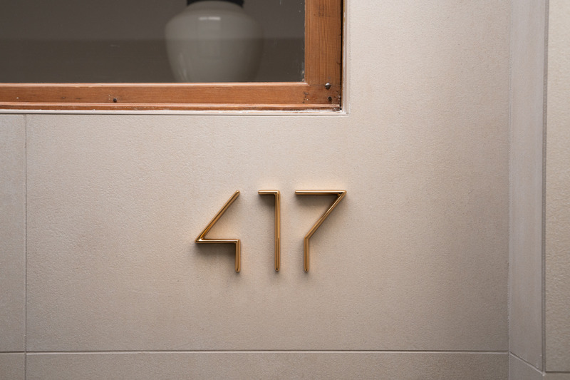 Dossier de presse | 7512-02 - Communiqué de presse | Orthografica redéfinit le rôle des numéros de maison avec une nouvelle collection prestigieuse - Orthografica - Produit - Crédit photo : Orthografica