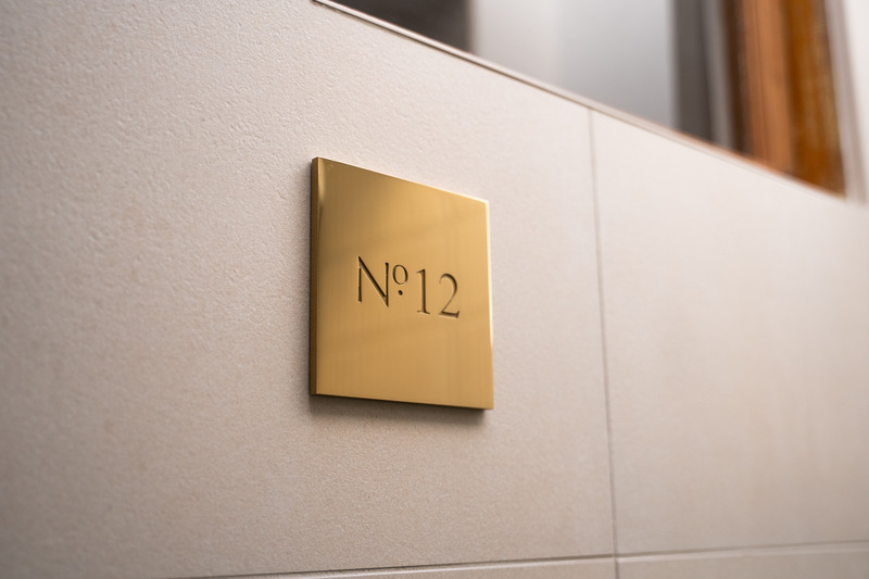 Dossier de presse | 7512-02 - Communiqué de presse | Orthografica redéfinit le rôle des numéros de maison avec une nouvelle collection prestigieuse - Orthografica - Produit - Crédit photo : Orthografica