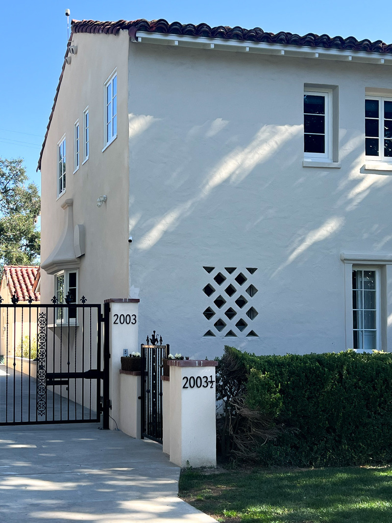 Dossier de presse | 7512-02 - Communiqué de presse | Orthografica redéfinit le rôle des numéros de maison avec une nouvelle collection prestigieuse - Orthografica - Produit - Numéros individuels en aluminium solide coulé, émail peint et cuit, fini mat. - Crédit photo : Orthografica