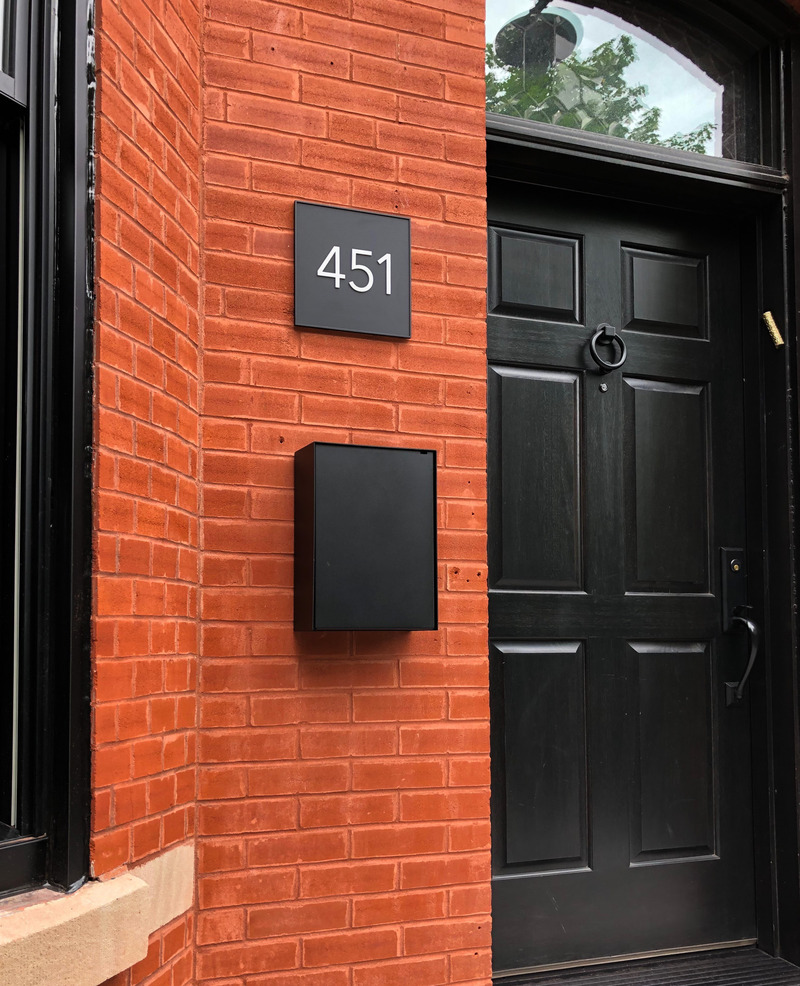 Dossier de presse | 7512-02 - Communiqué de presse | Orthografica redéfinit le rôle des numéros de maison avec une nouvelle collection prestigieuse - Orthografica - Produit - Plaque en aluminium solide gravé. - Crédit photo : Orthografica