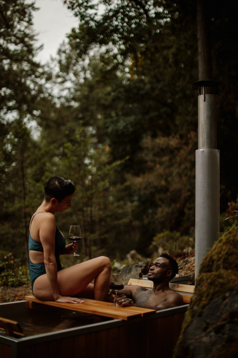 Press kit | 6456-03 - Press release | GOODLAND’s New Yakisugi-Inspired Wood Burning Hot Tub Offers a Singular and Striking Design With its Soot Black Exterior - GOODLAND - Product - The GOODLAND Wood Burning Hot Tub in Soot Black is made of 100% recyclable materials. - Photo credit:  Britney Gill 