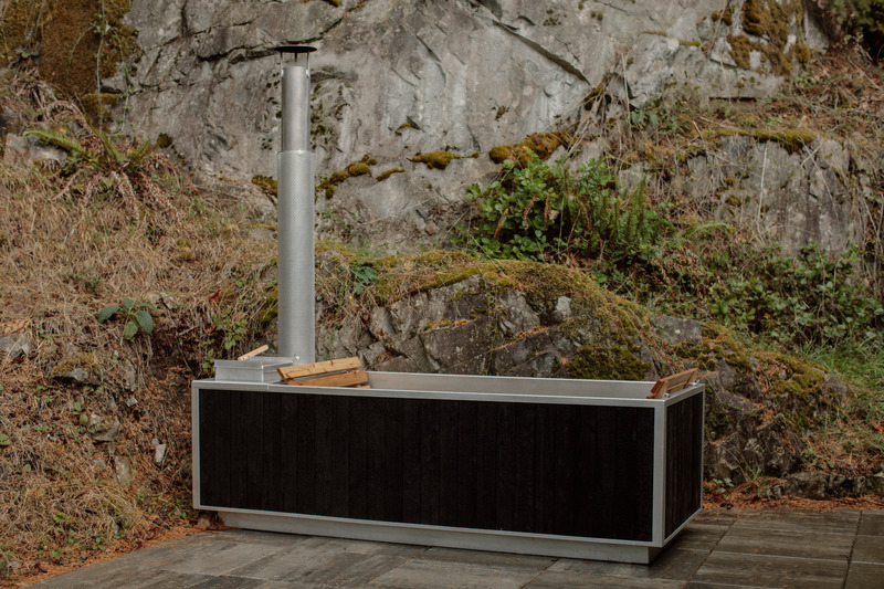 Press kit | 6456-03 - Press release | GOODLAND’s New Yakisugi-Inspired Wood Burning Hot Tub Offers a Singular and Striking Design With its Soot Black Exterior - GOODLAND - Product - The GOODLAND Wood Burning Hot Tub in Soot Black heats up in just 90 minutes. - Photo credit:  Britney Gill 