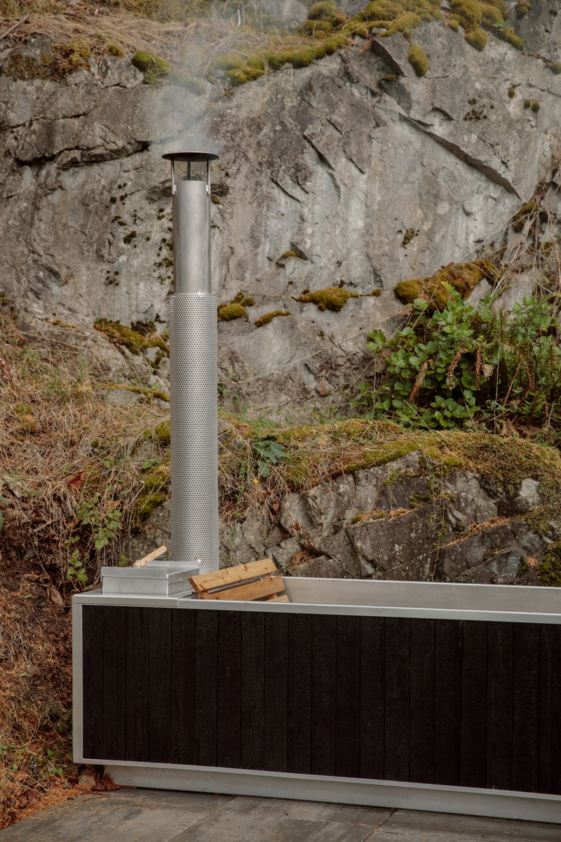 Press kit | 6456-03 - Press release | GOODLAND’s New Yakisugi-Inspired Wood Burning Hot Tub Offers a Singular and Striking Design With its Soot Black Exterior - GOODLAND - Product - GOODLAND Wood Burning Hot Tub in Soot Black finish - Photo credit:  Britney Gill 